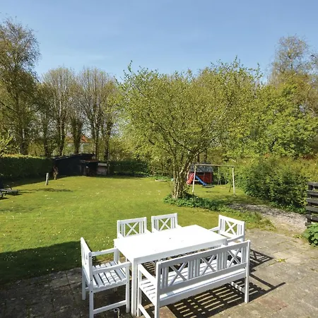 Three-bedroom In Feriehus *